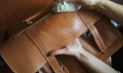 Правила и способы чистки кожаных сумок