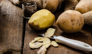 Чем полезна картофельная кожура и как ее использовать в лечебных целях?