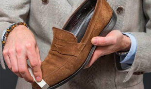 Как нужно правильно очищать замшевую обувь?