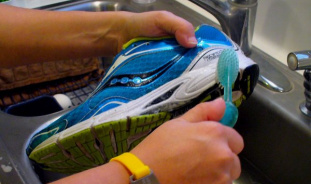 Как правильно руками стирать кроссовки?