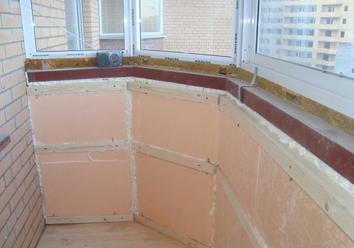 Процесс утепления стен балкона