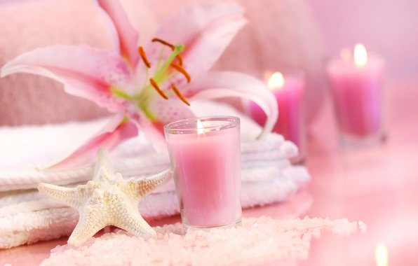 Розовые свечи в ванной конмате