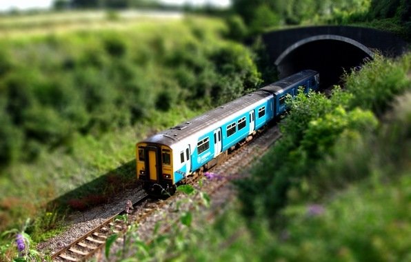 Поезд уходит в тунель