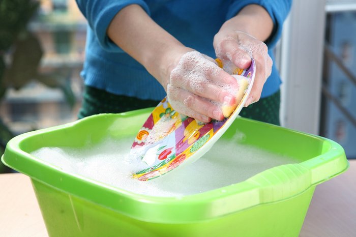 Процесс мытья посуды руками
