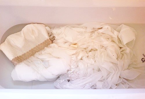 Стирка свадебного платья в ванне