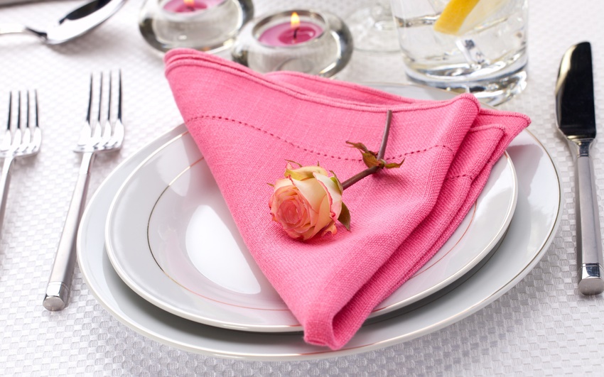Розовая салфетка с розой