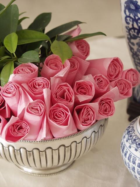Сложенные салфетки в виде роз