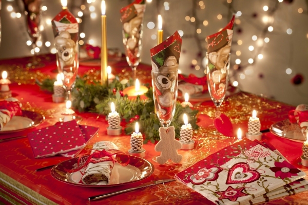 Новогоднее украшение стола свечами