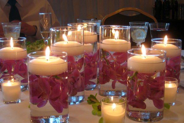 Свечи в стаканах на столе