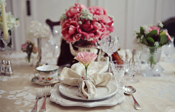 Розовые цветы на столе