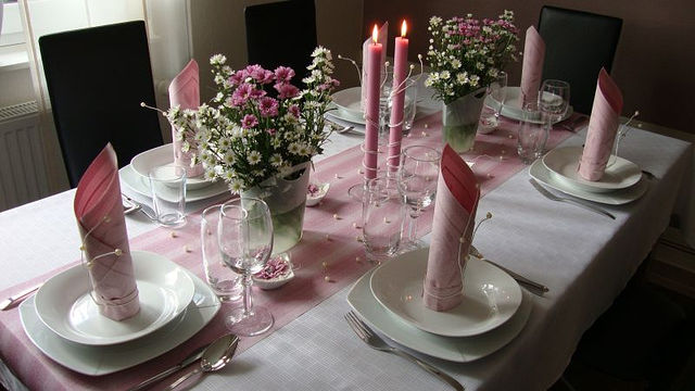 Цветы и свечи на столе
