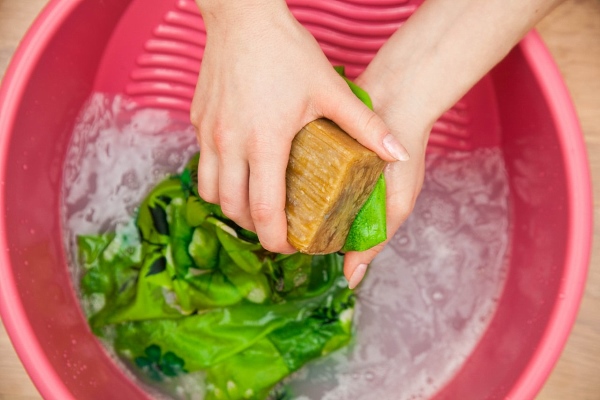 Отстирать жирное пятно хозяйственным мылом