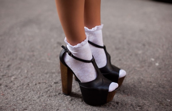 Белые носки с босоножками